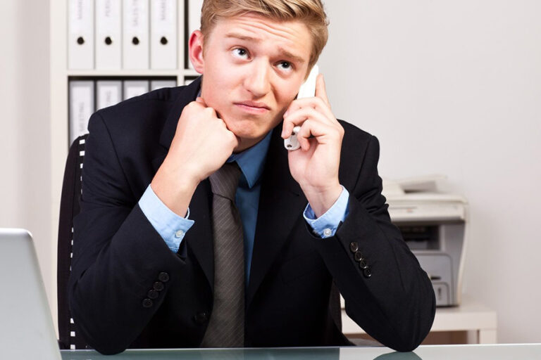 gelangweilter-Mitarbeiter-1688×844